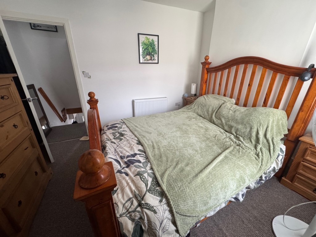 Lot: 137 - THREE-BEDROOM HOUSE FOR INVESTMENT - Bedroom 1 alternative view